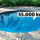 Drömmer du om att gjuta egen pool? Denna vackra blå pool med stenläggning och grönska runt omkring kan bli din för 55.000 kr.