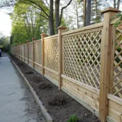 En vacker träspaljé längs en gångväg, perfekt för klätterväxter som klematis.