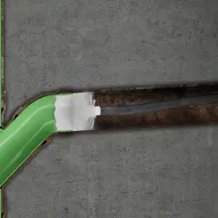 Illustration av relining av avlopp där en ny, grön plastbeläggning appliceras inuti ett gammalt, rostigt rör.