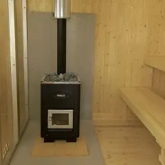 Nybyggd bastu utomhus med vedkamin och träbänkar. Perfekt för avkoppling.