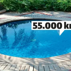 Drömmer du om att gjuta egen pool? Denna vackra blå pool med stenläggning och grönska runt omkring kan bli din för 55.000 kr.