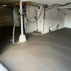 Nylagd betongskiva i källare, redo att behandla.
