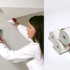 Kvinna tapetserar med en bredspackel. Rullar med tapet, märkta "Easy", ligger bredvid.