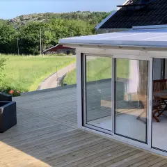 Nybyggd altan med inglasat uterum. En bra investering för att höja värdet på huset, funderar du på bygga altan kostnad?