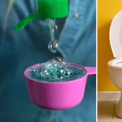 En person häller klorin i toaletten. En vit toalett med öppet lock står bredvid en toalettborste mot en gul vägg.