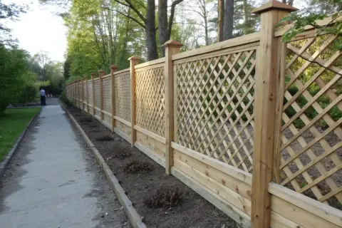 En vacker träspaljé längs en gångväg, perfekt för klätterväxter som klematis.