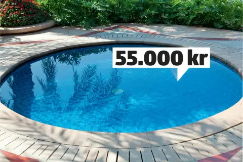 Drömmer du om att gjuta egen pool? Denna vackra blå pool med stenläggning och grönska runt omkring kan bli din för 55.000 kr.
