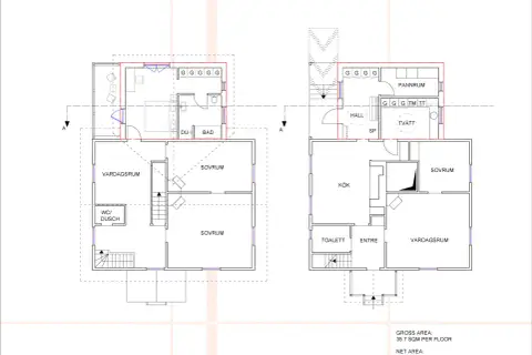 Planritning av hus med tillbyggnad i vinkel. Visar rum som kök, sovrum, badrum och vardagsrum.