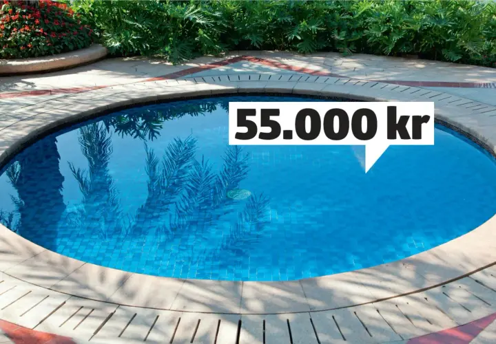 Drömmer du om att gjuta egen pool? Denna vackra blå pool med stenläggning och grönska runt omkring kan bli din för 55.000 kr.