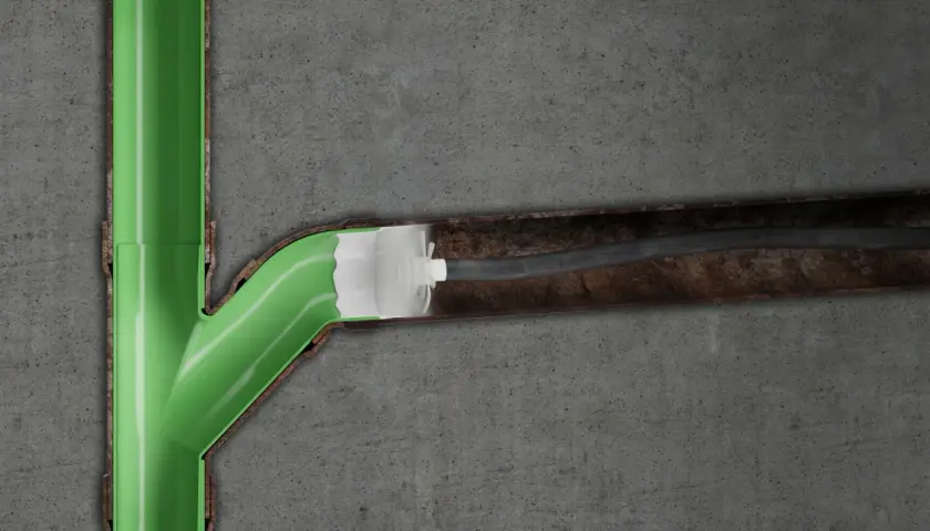 Illustration av relining av avlopp där en ny, grön plastbeläggning appliceras inuti ett gammalt, rostigt rör.