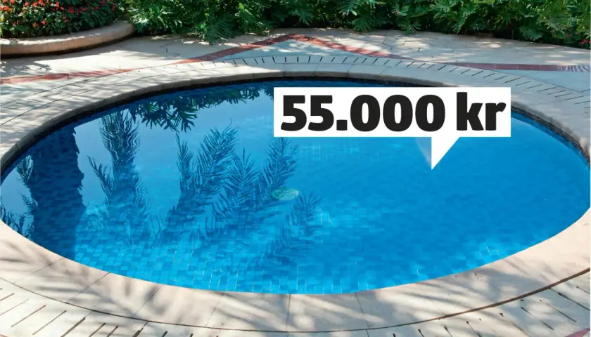 Drömmer du om att gjuta egen pool? Denna vackra blå pool med stenläggning och grönska runt omkring kan bli din för 55.000 kr.