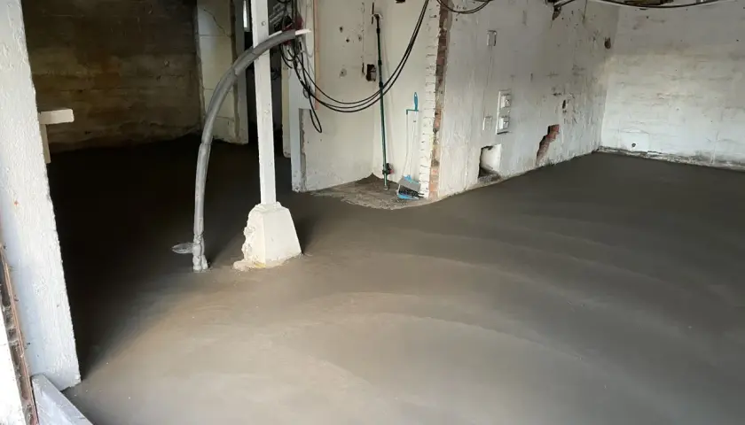 Nylagd betongskiva i källare, redo att behandla.
