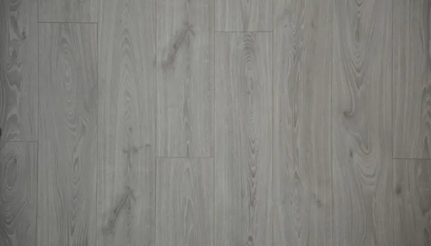 Grått laminatgolv med trästruktur. Perfekt för att få en uppfattning om byta golv kostnad och stil.