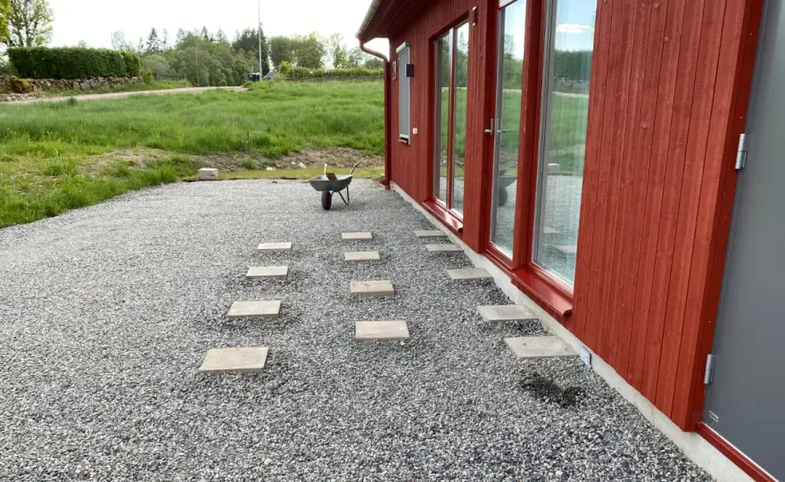 Plintar eller markplattor? Välj rätt grund till altanen!