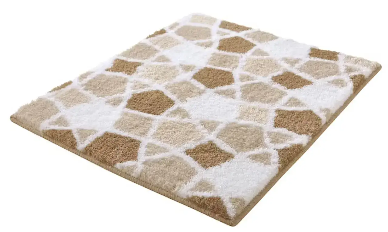 En mjuk våtrumsmatta med ett geometriskt mönster i beige, brunt och vitt. Perfekt våtrumsmatta inspiration för ett modernt badrum.