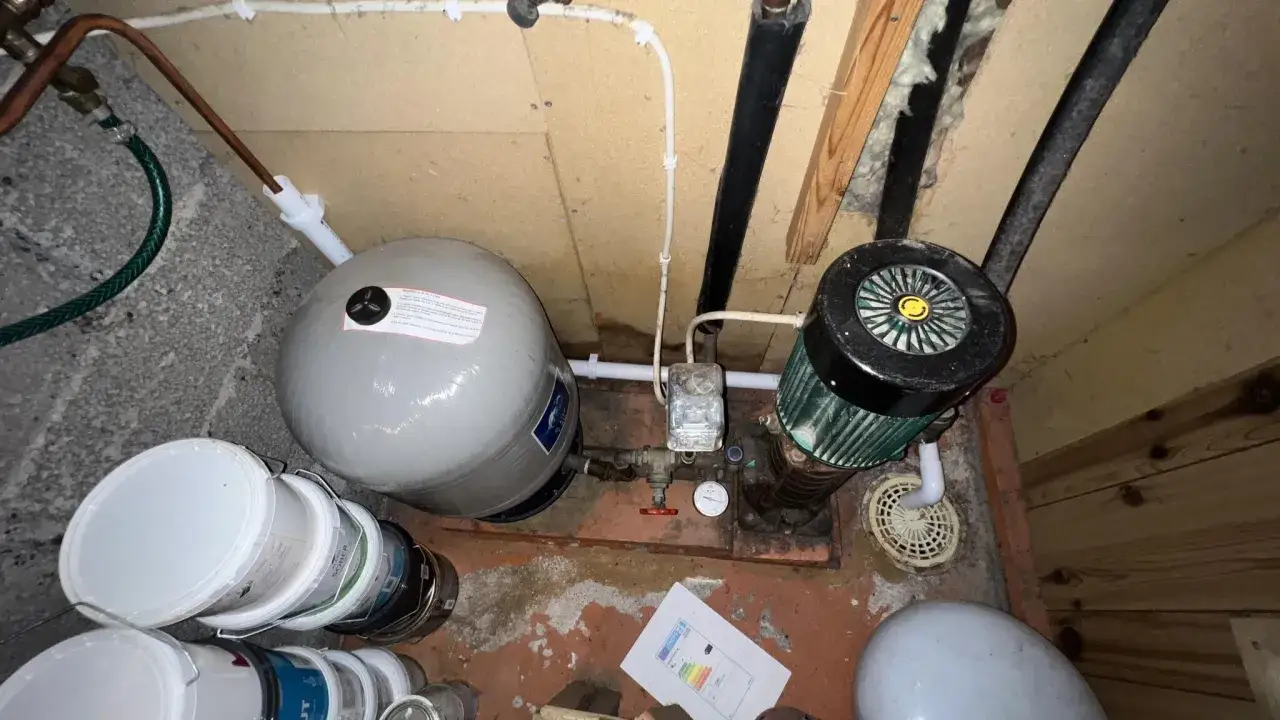 Vattenpump med hydropress, till och frånslagstryck regleras av tryckströmbrytare och expansionskärl.