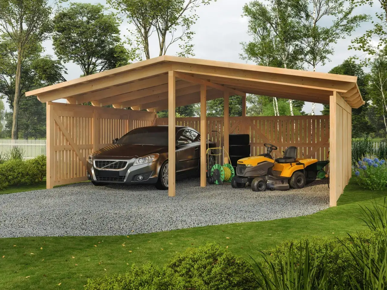 En ny carport byggd mot befintligt garage ger skydd &aring;t bil och &aring;kgr&auml;sklippare.