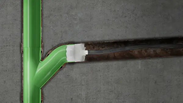 Illustration av relining av avlopp där en ny, grön plastbeläggning appliceras inuti ett gammalt, rostigt rör.